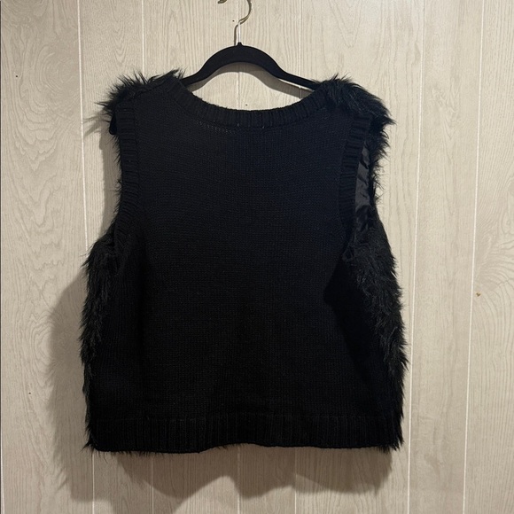 Eyeshadow Black Faux Fur Vest, Sweater Back - Picture 5 of 5